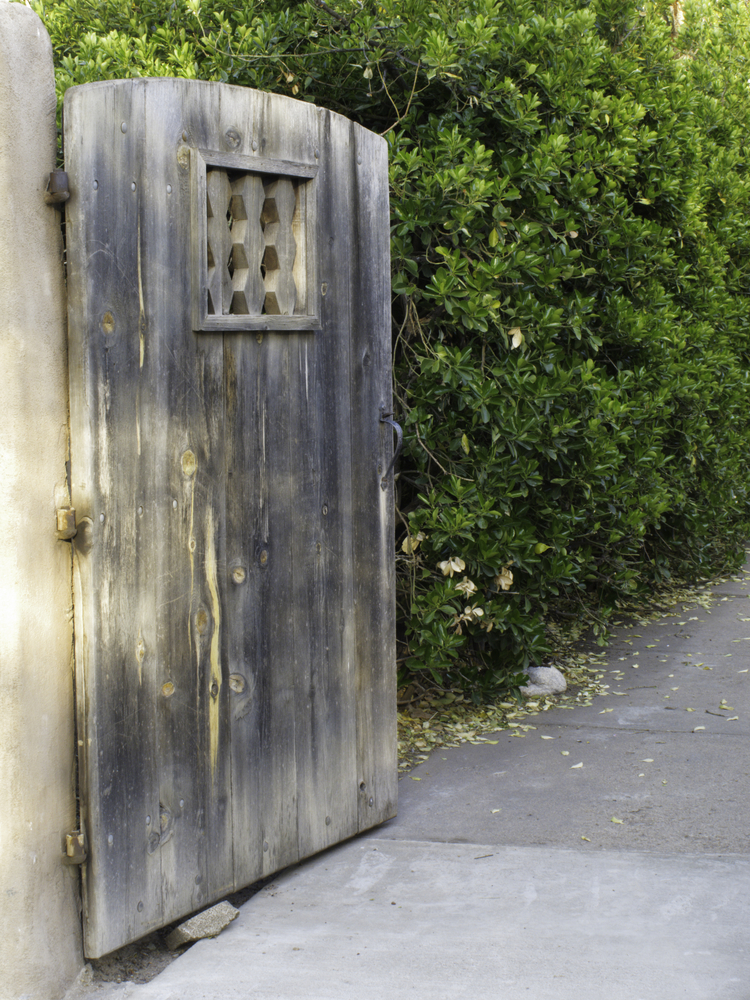 Do security gates increase HOA property values?